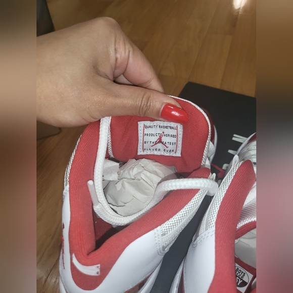 NIB AIR JORDAN 11 (GS) CHERRY SIZE 5.5Y / 7W / EU 38 - Picture 4 of 5